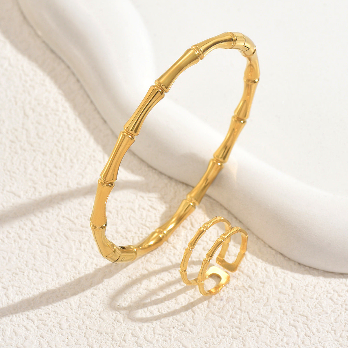 Conjunto de pulsera y anillo abierto chapados en aleación de zinc con forma de bambú minimalista de moda para mujer