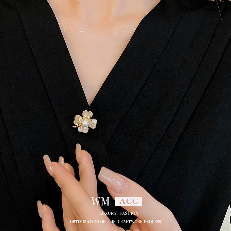 Vintage Style Animal Brooch in Alloy with Gold Plating for Women, Heart and Bowknot Shape, Lightweight Luxury Fashion Accessory