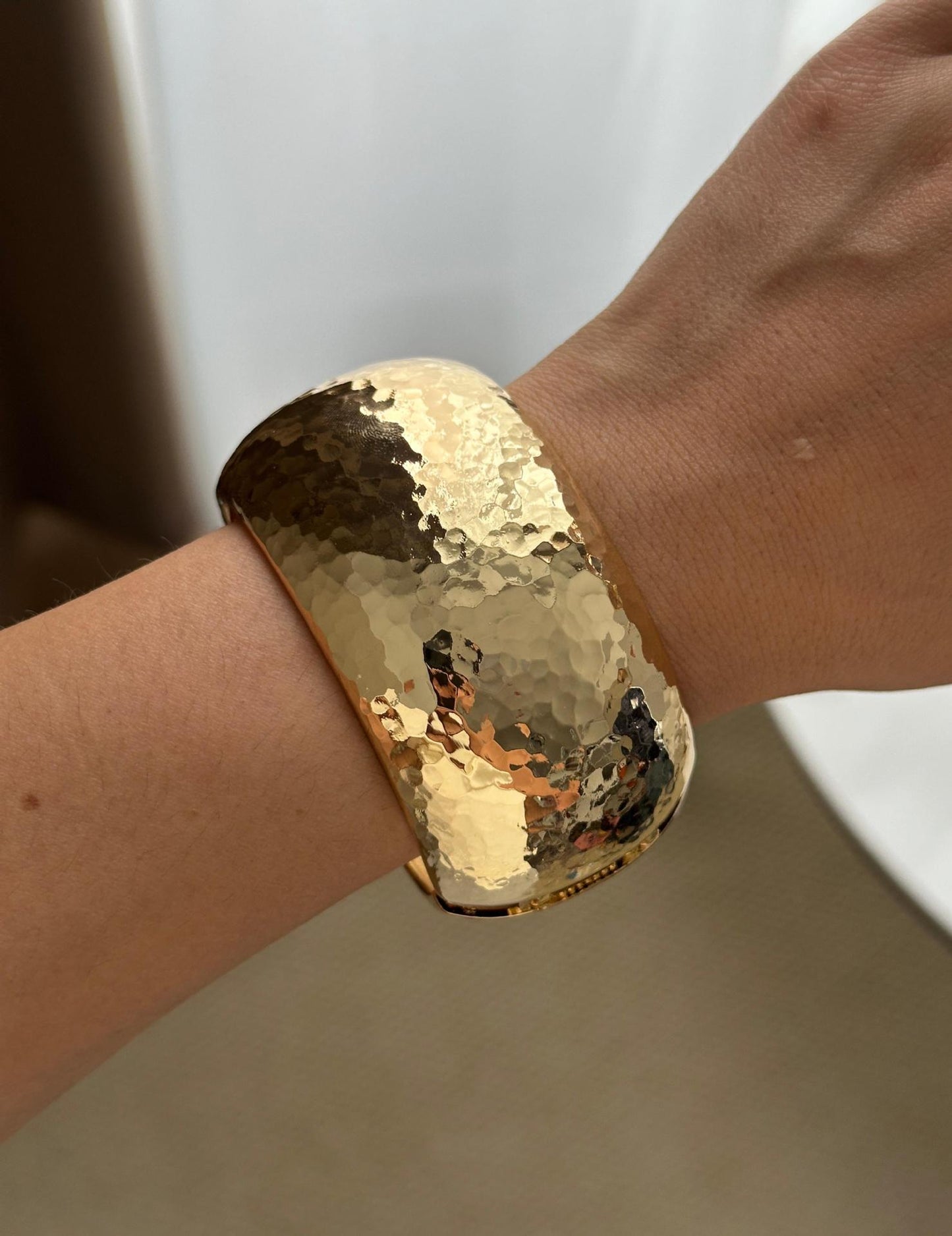 Fashion Minimalist Floral Plated Alloy Hammered Bracelet for Women