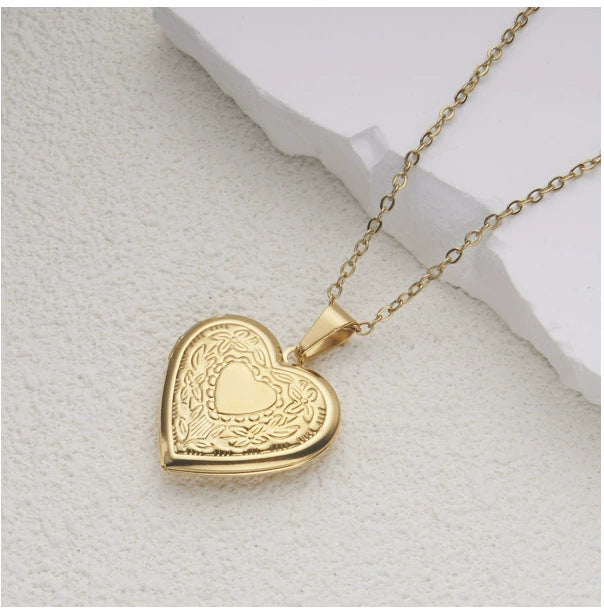 Collana con ciondolo a forma di cuore in acciaio inossidabile stile INS con montatura in acciaio al titanio e finitura in argento/oro galvanizzato