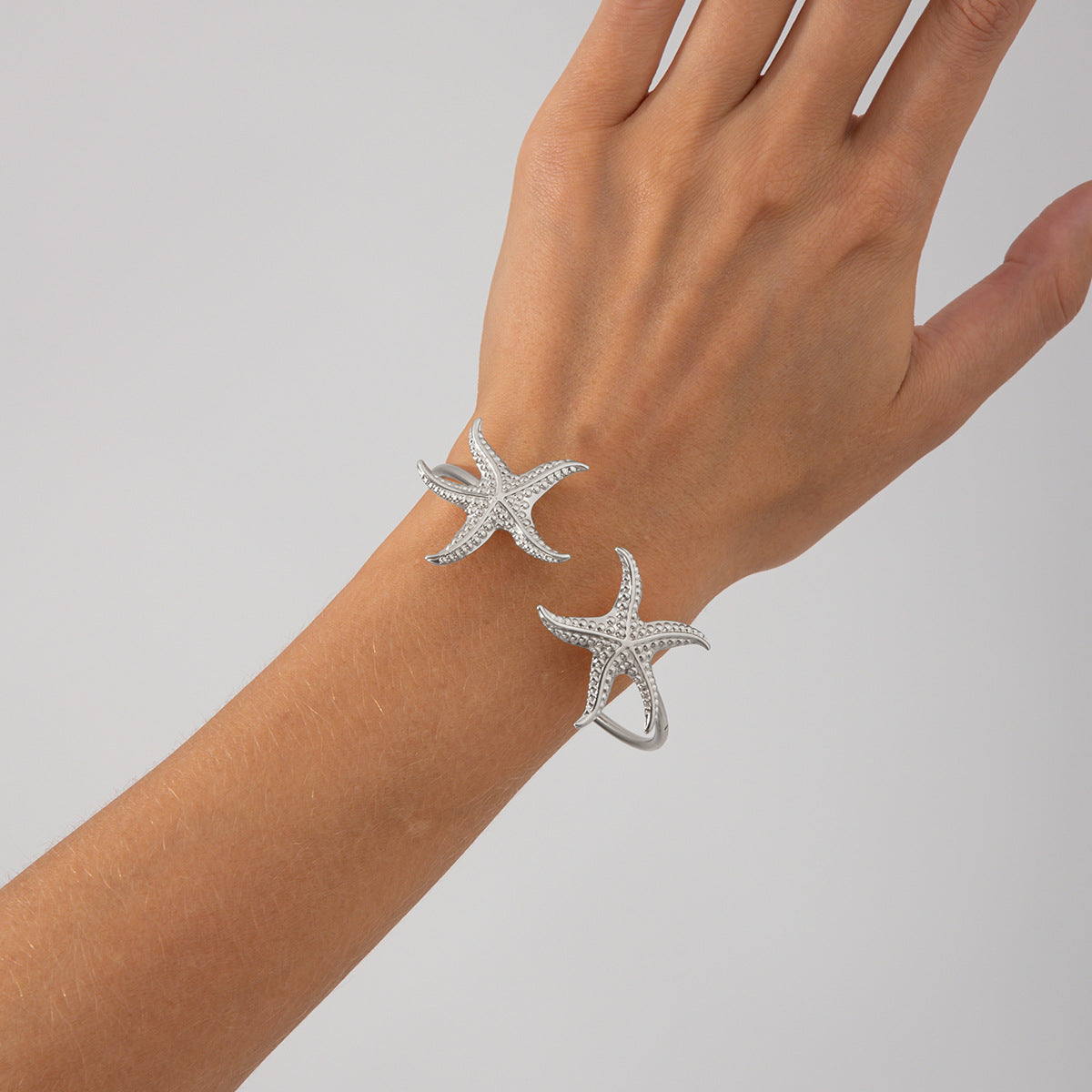 Pulsera de metal con forma de estrella de mar y concha de estilo vacacional con acabado chapado para mujer