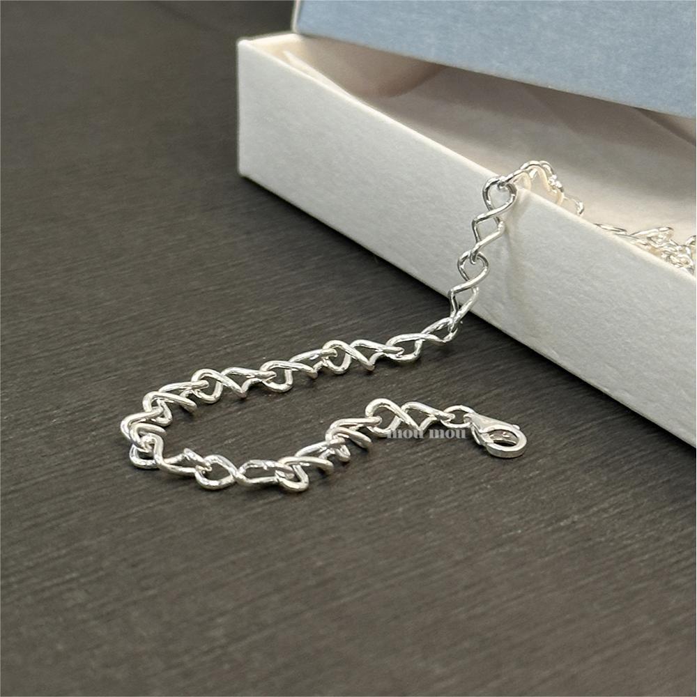 Pulsera Minimalista de Torsión Geométrica en Plata de Ley 925 con Baño de Oro