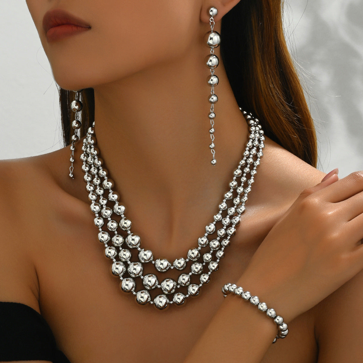 Set di collana con pendente in lega da donna in stile geometrico con orecchini e bracciale placcati, con anelli rotondi e ovali e catena a clavicola con perline