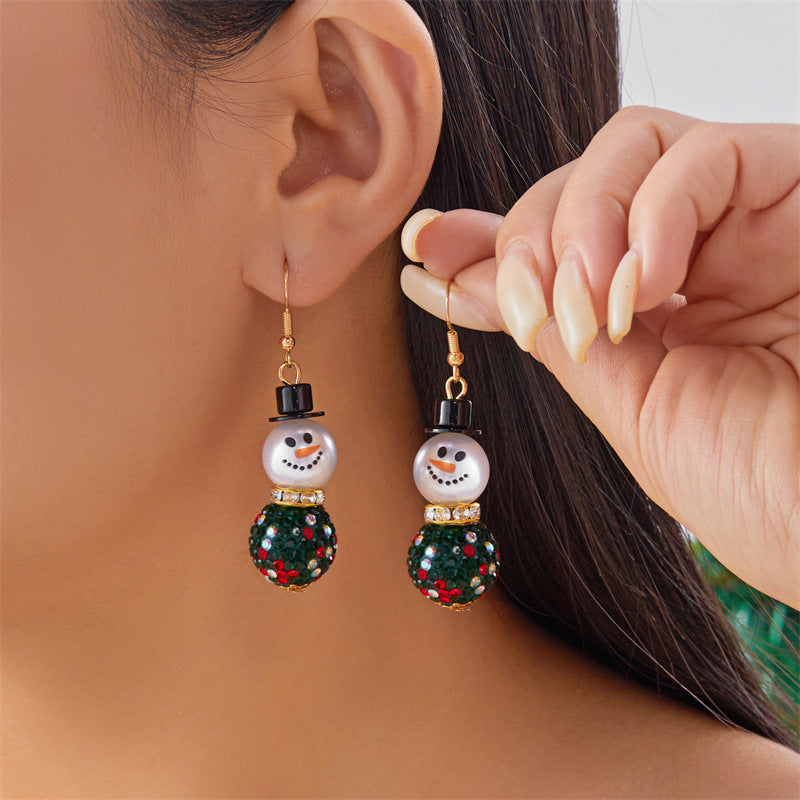 Lindos pendientes navideños de muñeco de nieve con diamantes de imitación, acentos de perlas de imitación y ganchos de cobre chapado para mujer