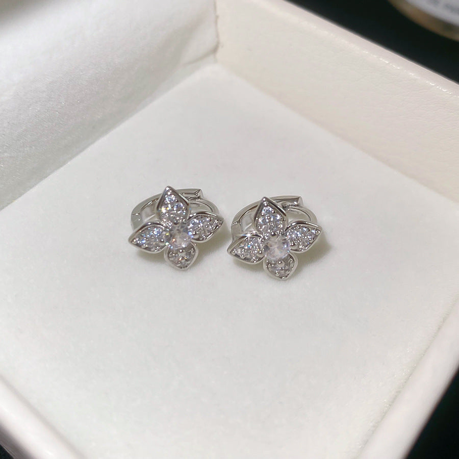 Pendientes Minimalistas de Circonita Floral para Mujer, Ligeros, de Cobre Lujoso con Postes de Acero Inoxidable