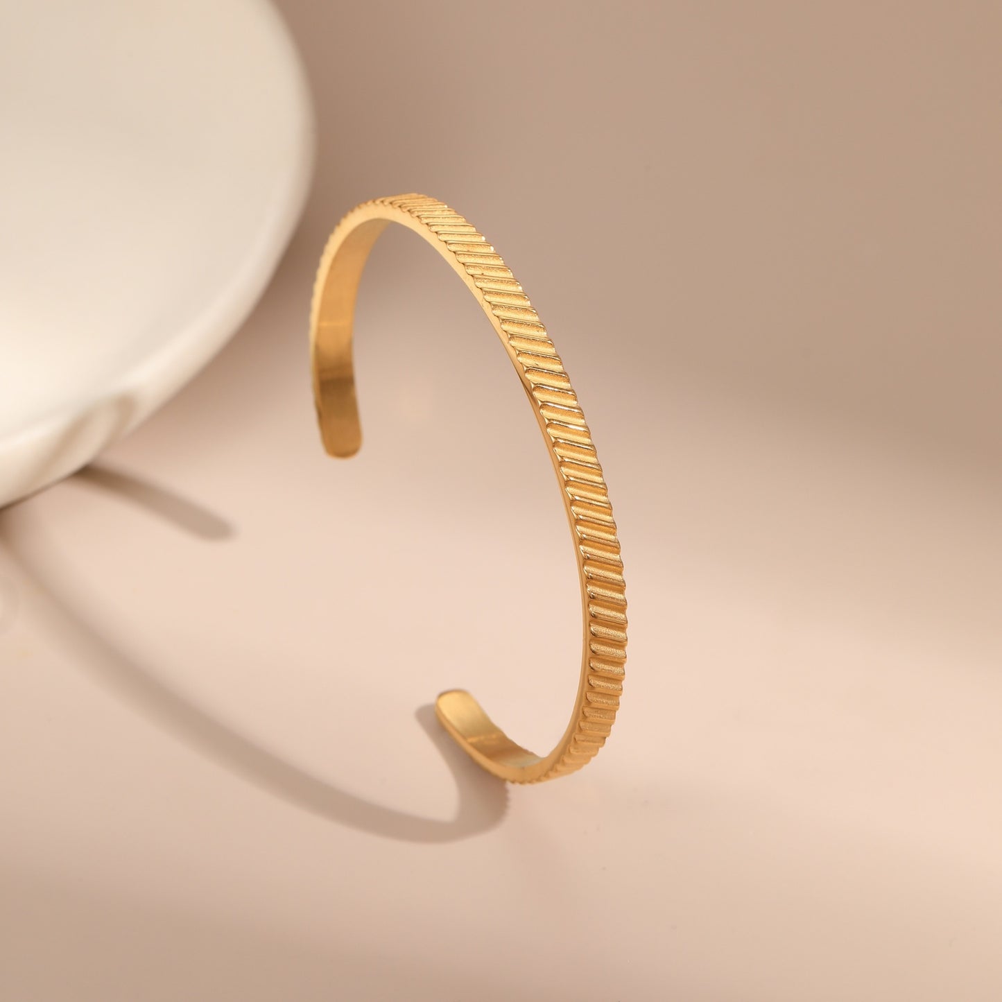 Bracciale da Donna di Tendenza in Acciaio Inox con Rilievo Geometrico Stella e Luna, Placcato Oro 18K, Gioiello Leggero di Lusso