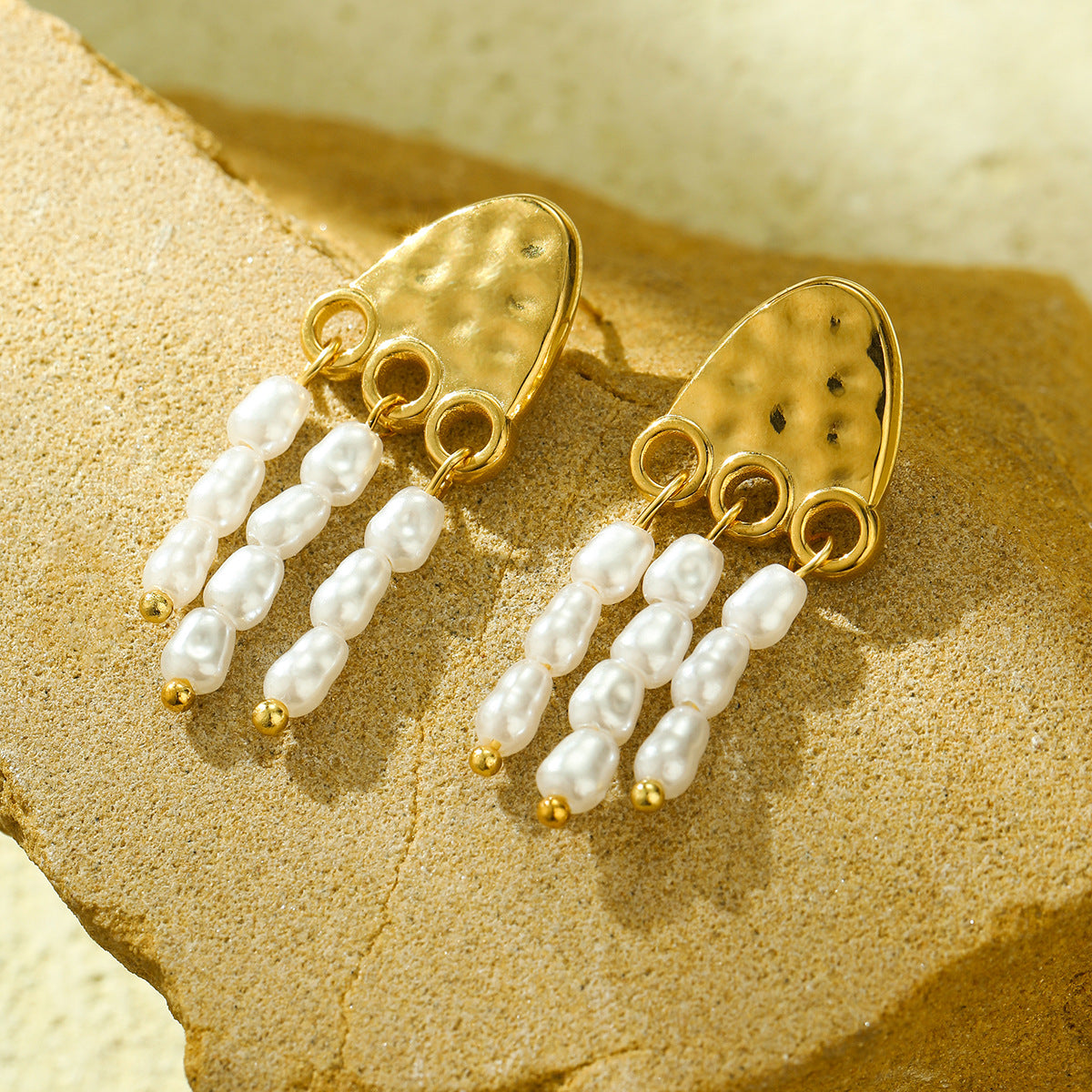 Orecchini da donna in acciaio inossidabile con perle e texture a medusa, stile vintage, con finitura placcata