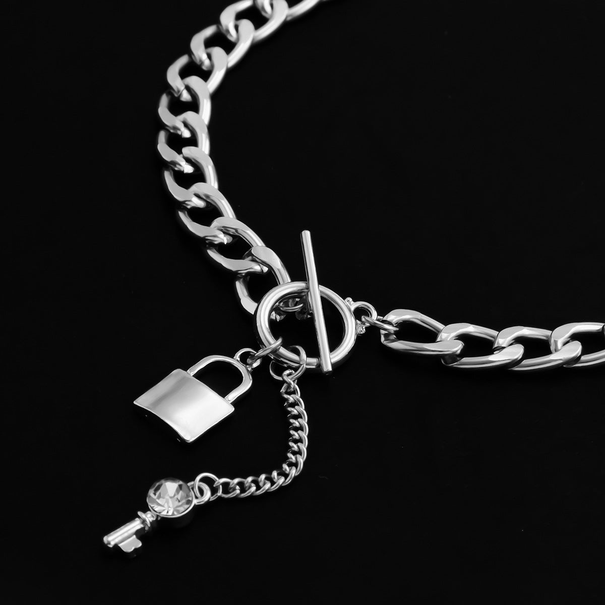 Collana con Ciondolo a Chiave Geometrico Vintage con Strass Micro-Pavé su Catena a Serpente in Lega per Donna