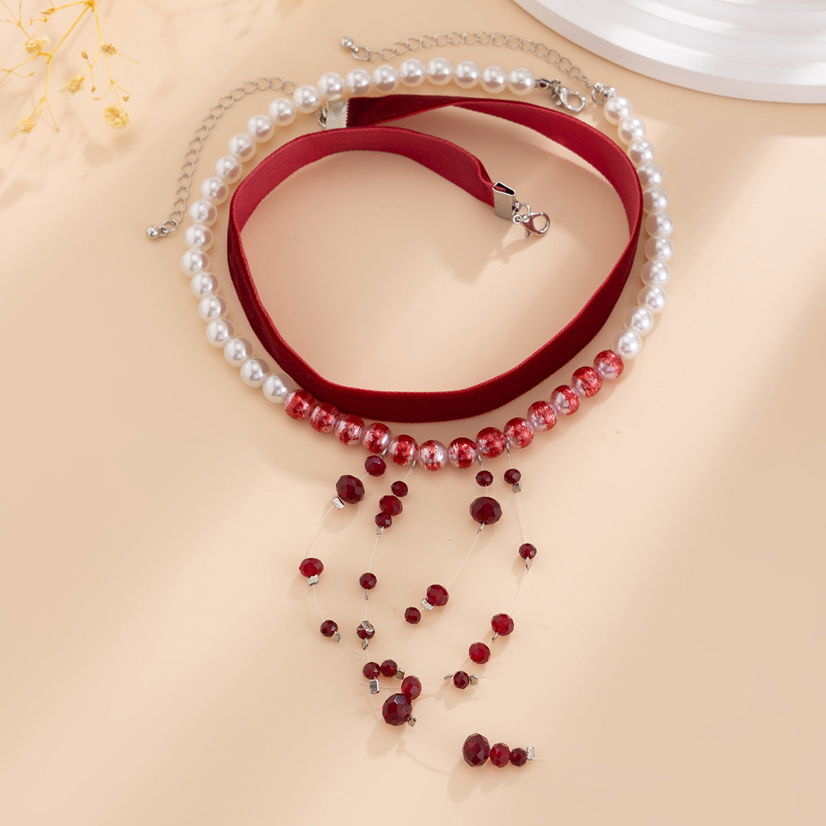 Collar gargantilla de estilo gótico con colgante geométrico, detalles de pedrería y borlas para mujer