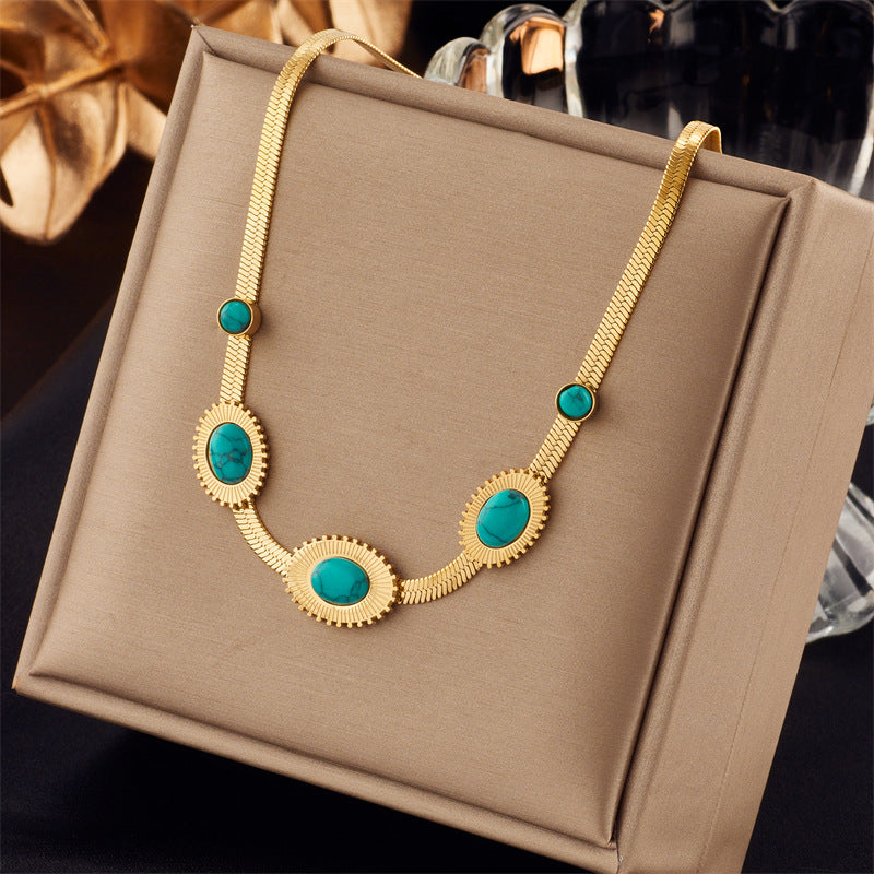 Collana con ciondolo a farfalla turchese retrò minimalista in acciaio inossidabile con finitura placcata su catena a serpente da donna