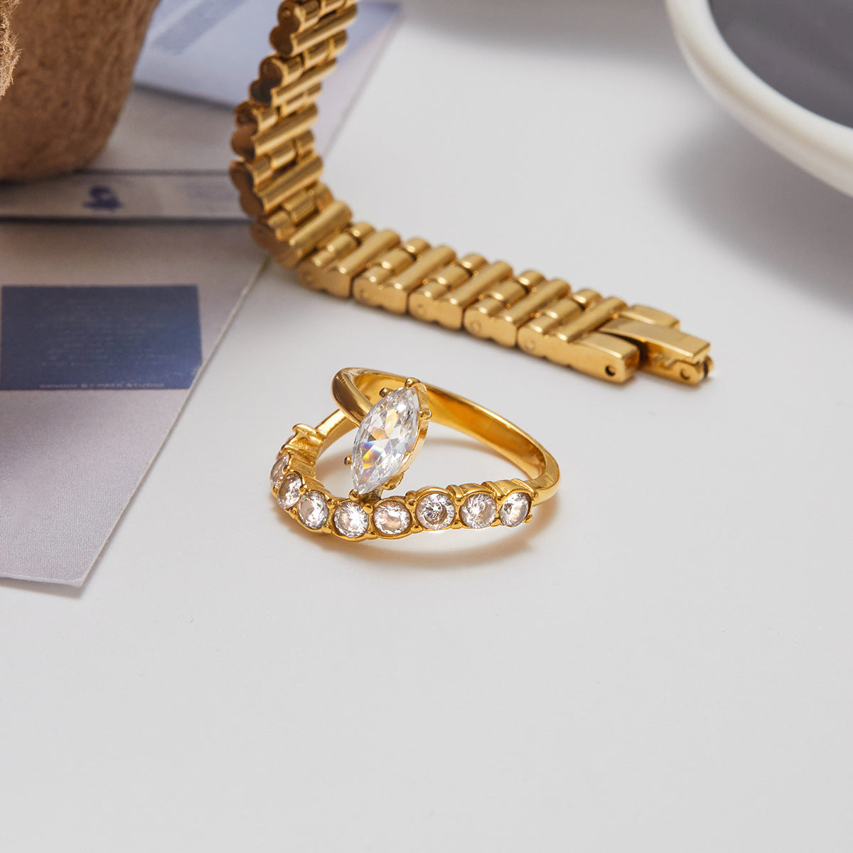 Anillo de Acero de Titanio Geométrico con Incrustaciones de Zirconia para Mujer, Anillo de Moda de Acero Inoxidable Galvanizado con un Atractivo Minimalista de Lujo