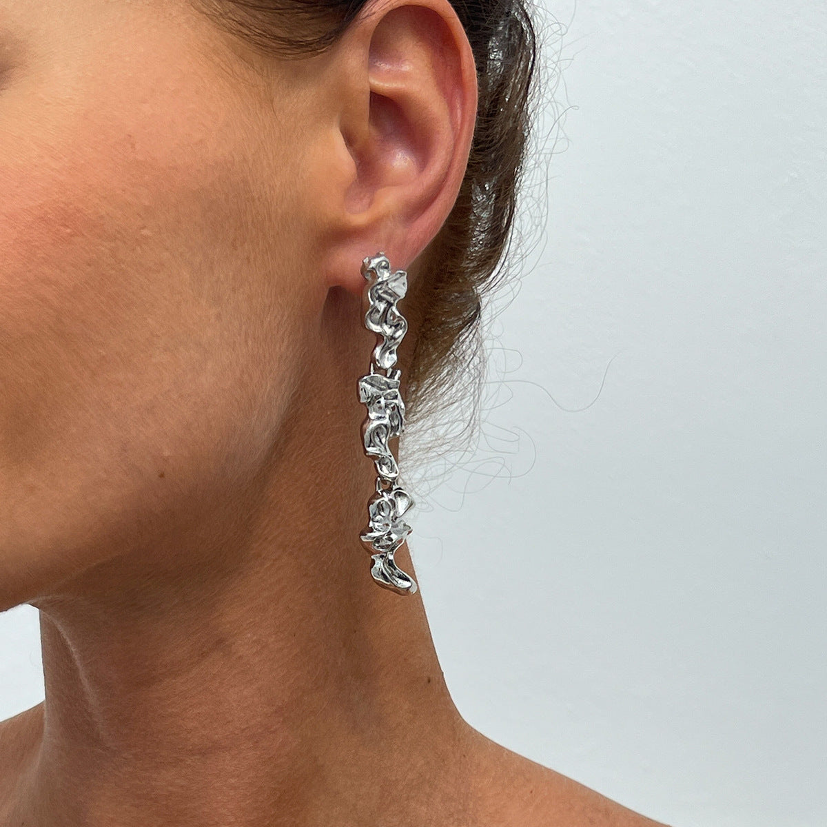 Collana con ciondolo geometrico a forma di lava irregolare, punk minimalista, in lega, con texture metallica galvanizzata per donna