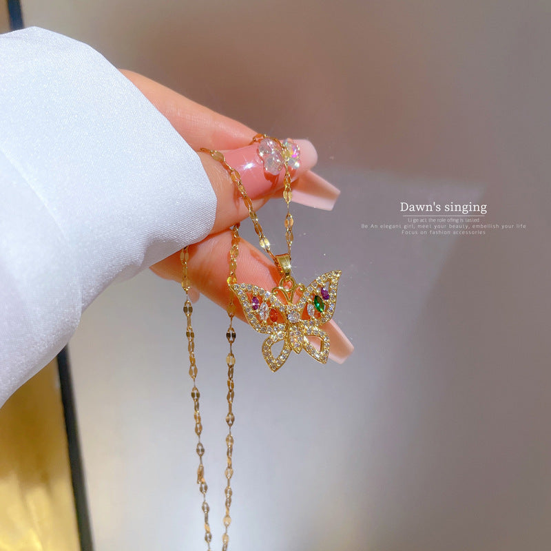 Collana con Ciondolo a Farfalla di Lusso in Acciaio al Titanio con Zirconi Micro-Incastonati, Placcato Oro, Catena Regolabile, Gioiello Elegante Unisex