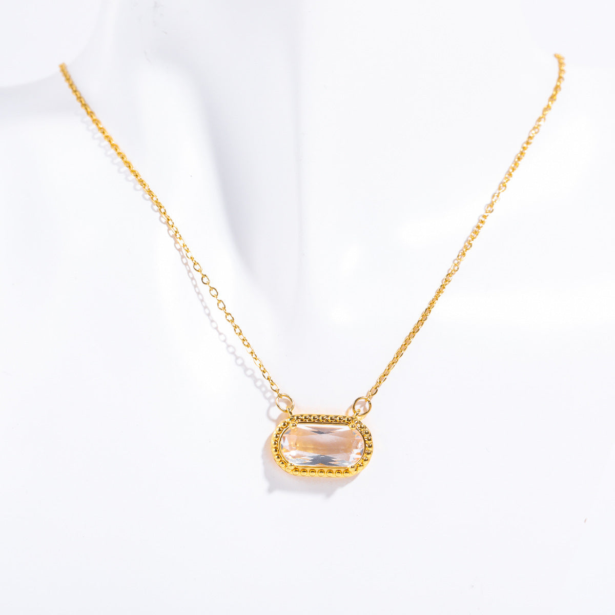 Elegante collana ovale con zircone verde in rame placcato oro da donna