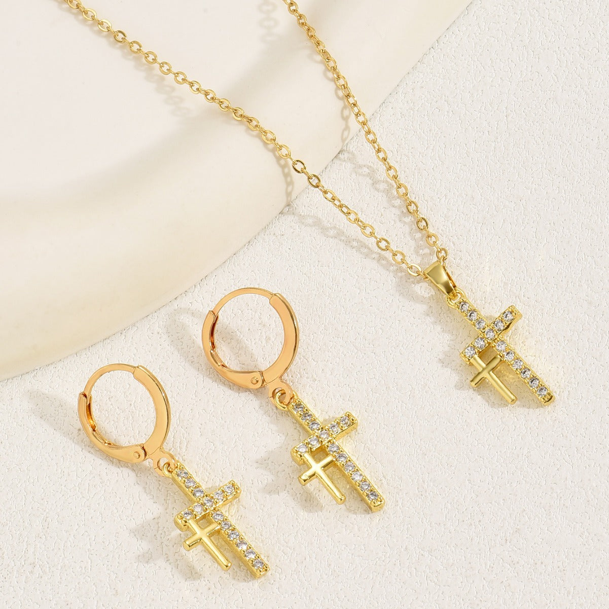 Set di collana con ciondolo a croce e orecchini minimalisti da donna con intarsio in zircone su catena in rame