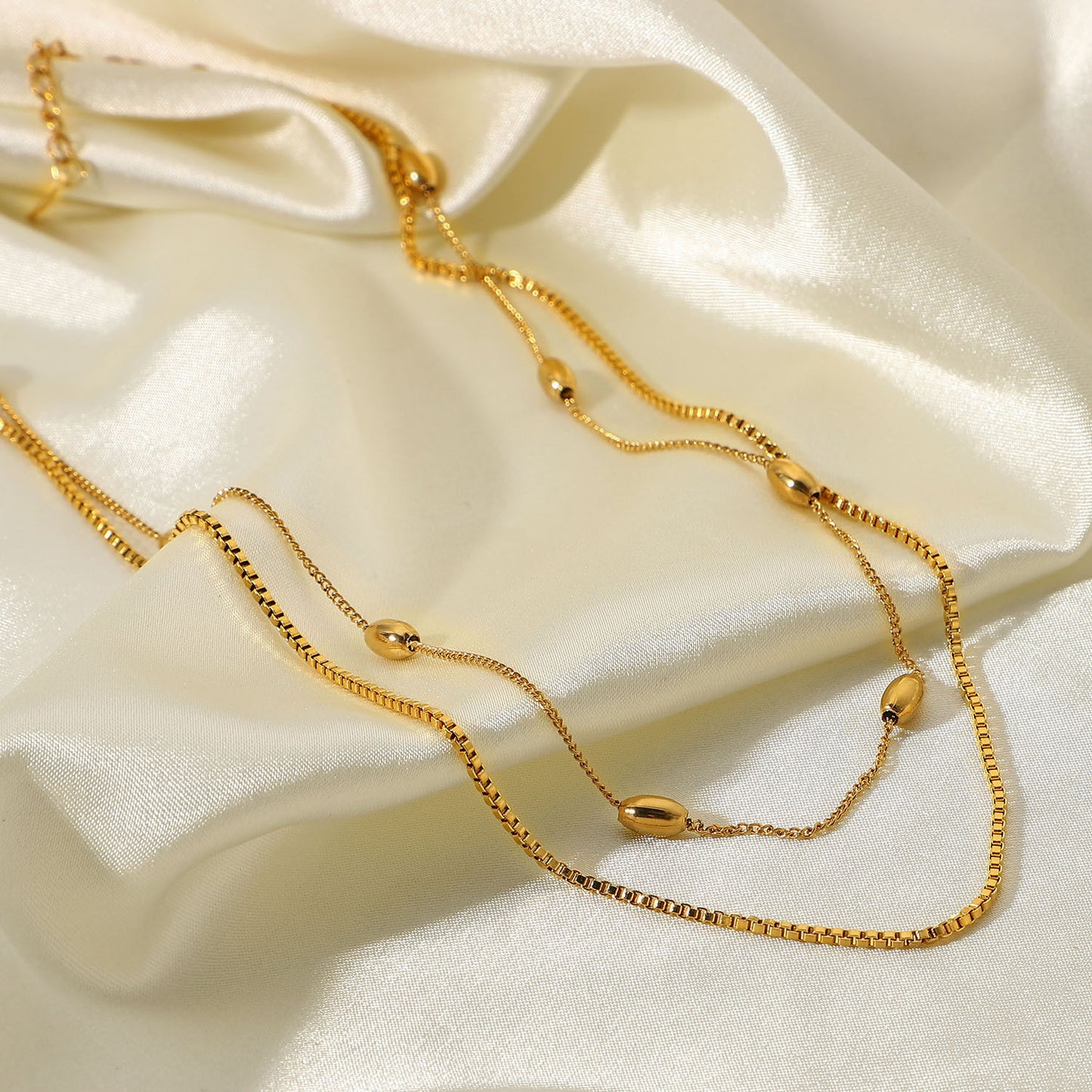 Elegante collar de mujer de doble capa con cuentas ovaladas, de acero inoxidable chapado en oro de 18 quilates