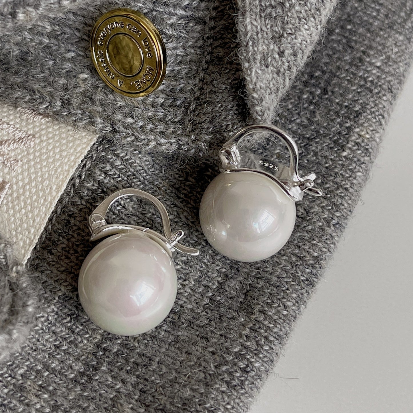 Orecchini a perla rotonda a goccia con intarsio in argento sterling 925, stile minimalista