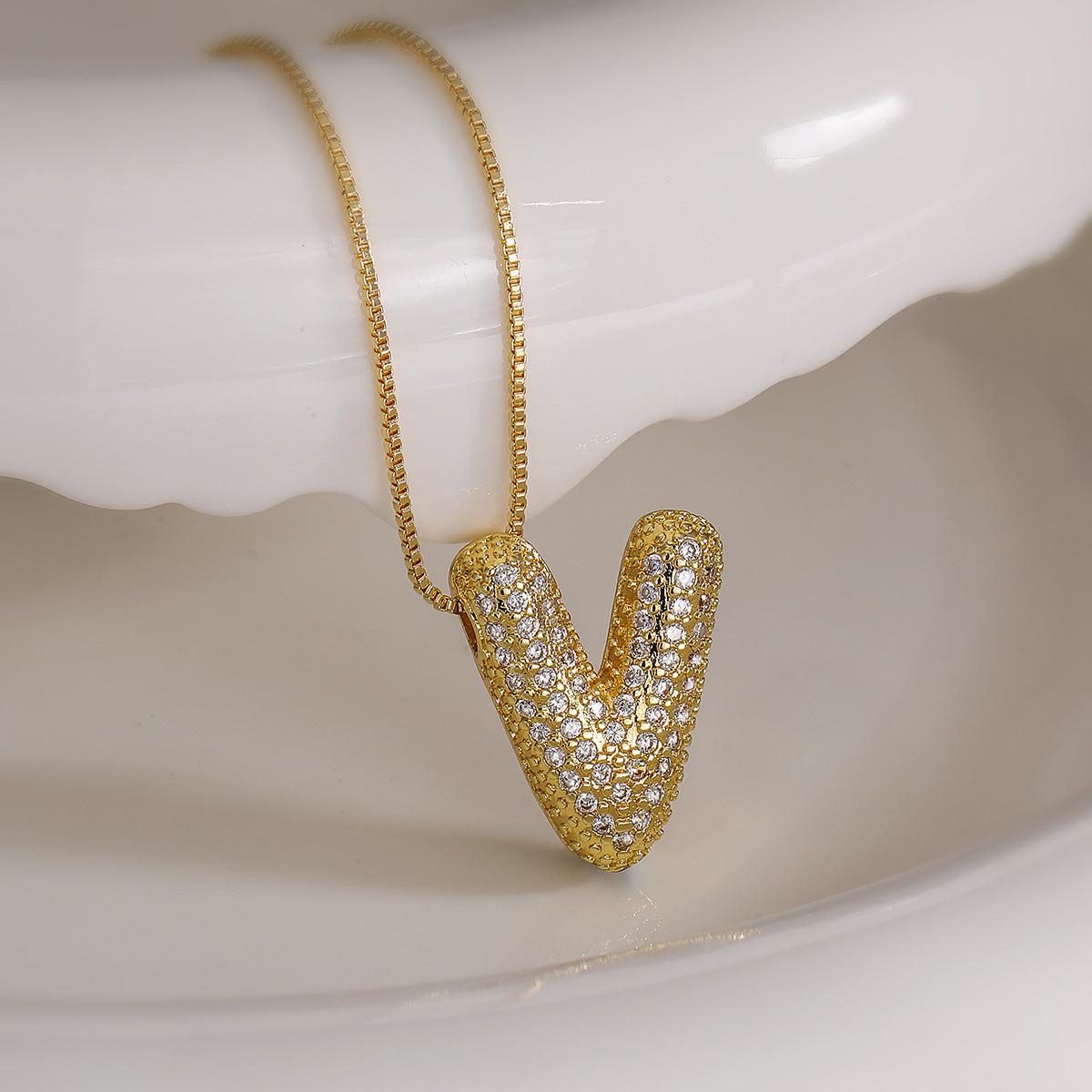 Collana con ciondolo a lettera geometrica minimalista da donna con intarsio in zircone in rame