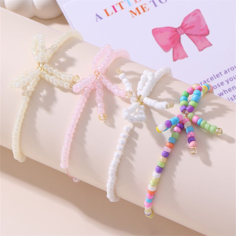 Set di braccialetti per bambini in stile bohémien con fiocco in perle di plastica e resina con accenti di cristallo bianco