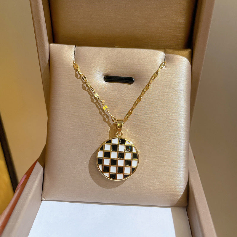 Collana Minimalista con Catena a Labbra in Acciaio al Titanio con Pendente in Rame e Intarsio di Strass
