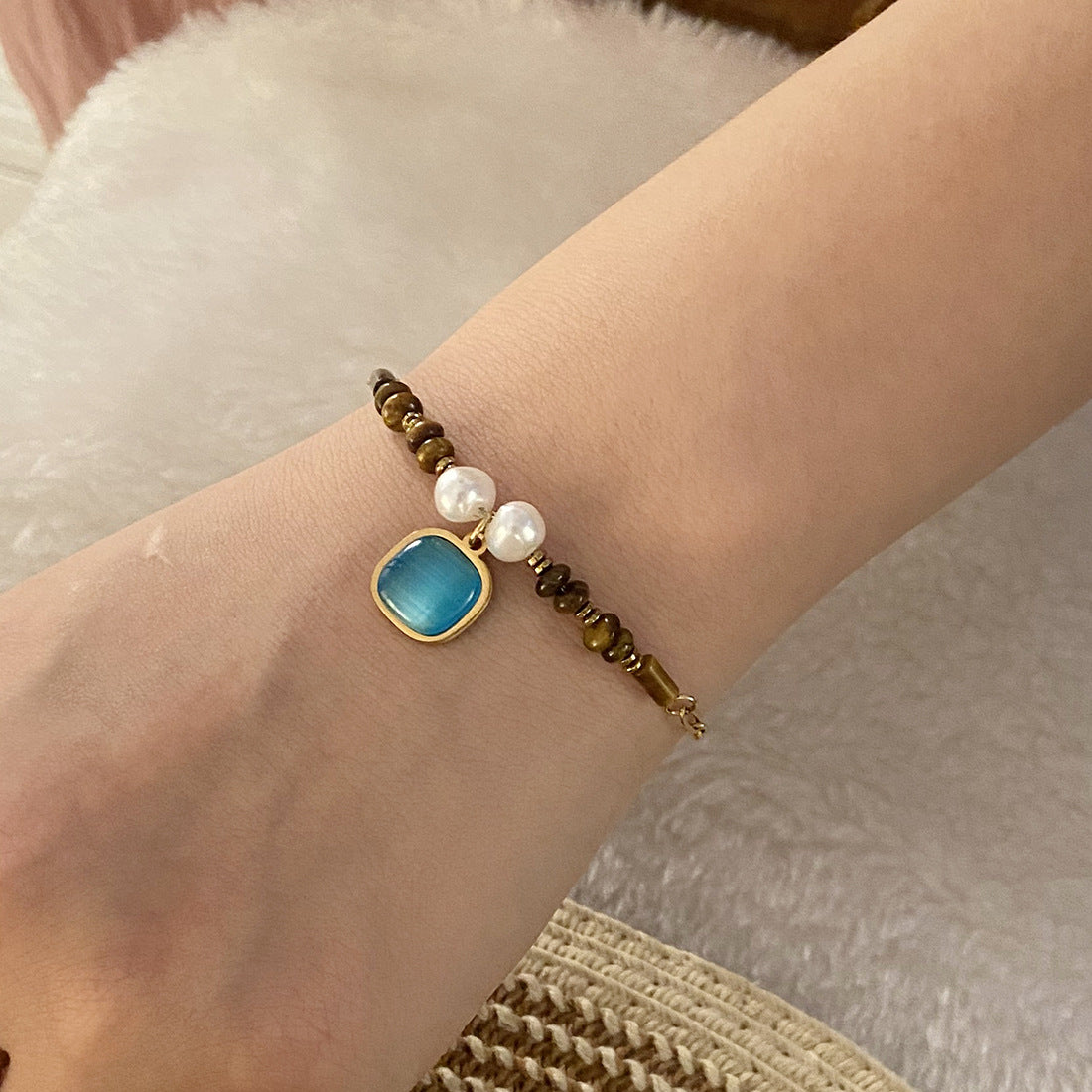 Bracciale da donna con perline occhio di tigre, design originale a cuore e forme geometriche con finitura artigianale