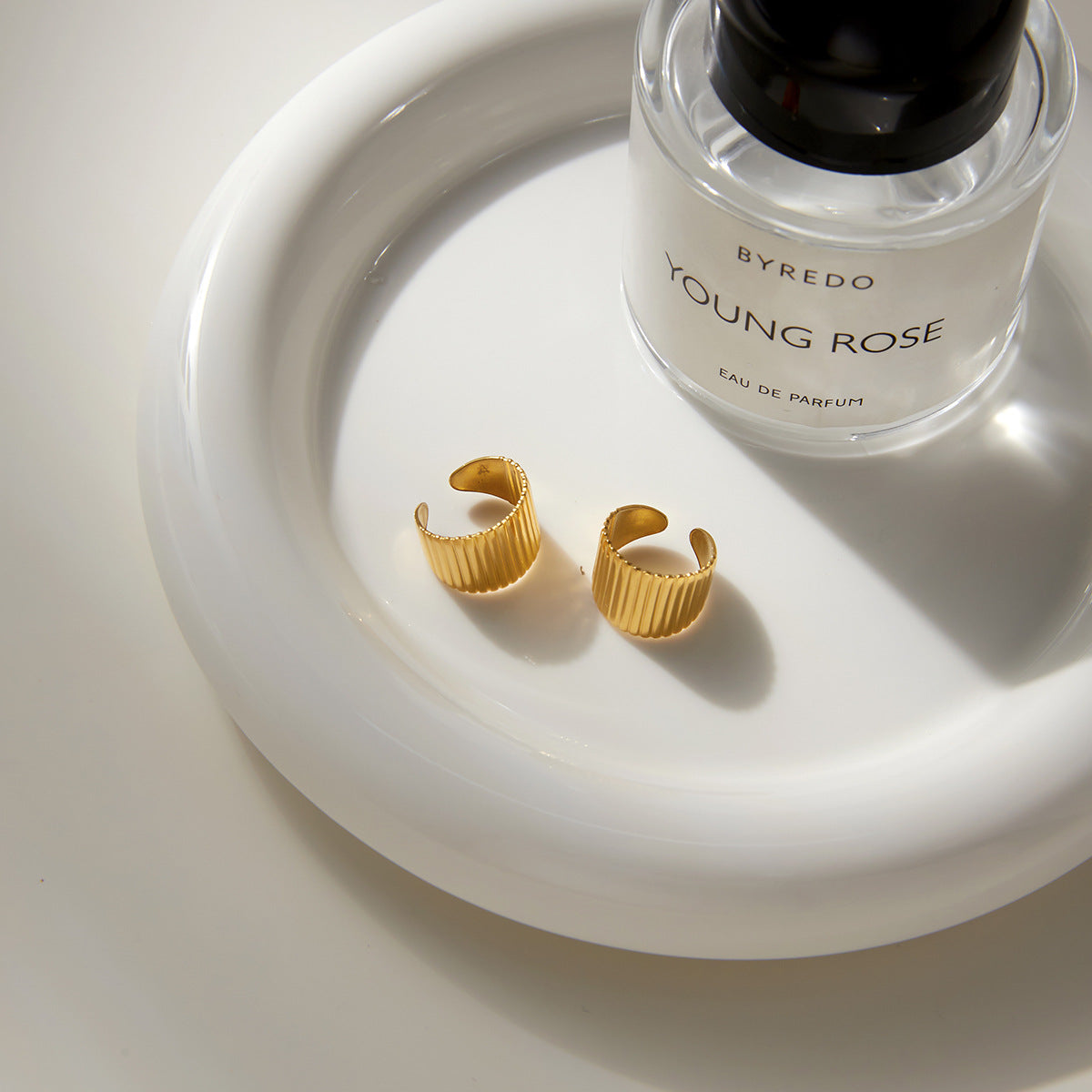 Arete de oreja de acero inoxidable geométrico minimalista para mujer con chapado en oro PVD al vacío, sin perforaciones, joyería ligera y lujosa para la oreja