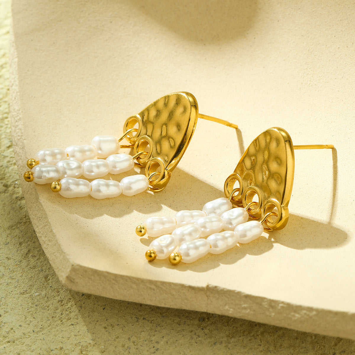 Orecchini da donna in acciaio inossidabile con perle e texture a medusa, stile vintage, con finitura placcata