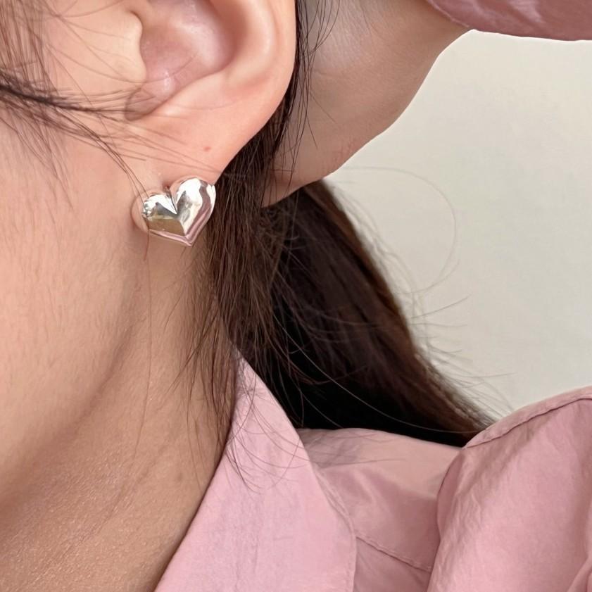 Dulces pendientes minimalistas de corazón de plata de ley 925 con acabado chapado