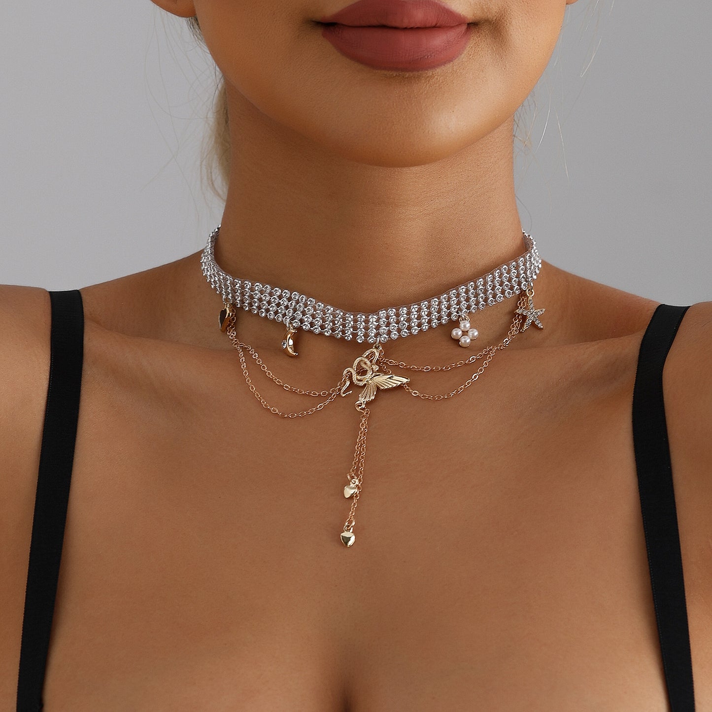 Collana con ciondolo a farfalla minimalista alla moda da donna in lega con finitura placcata e catena clavicola