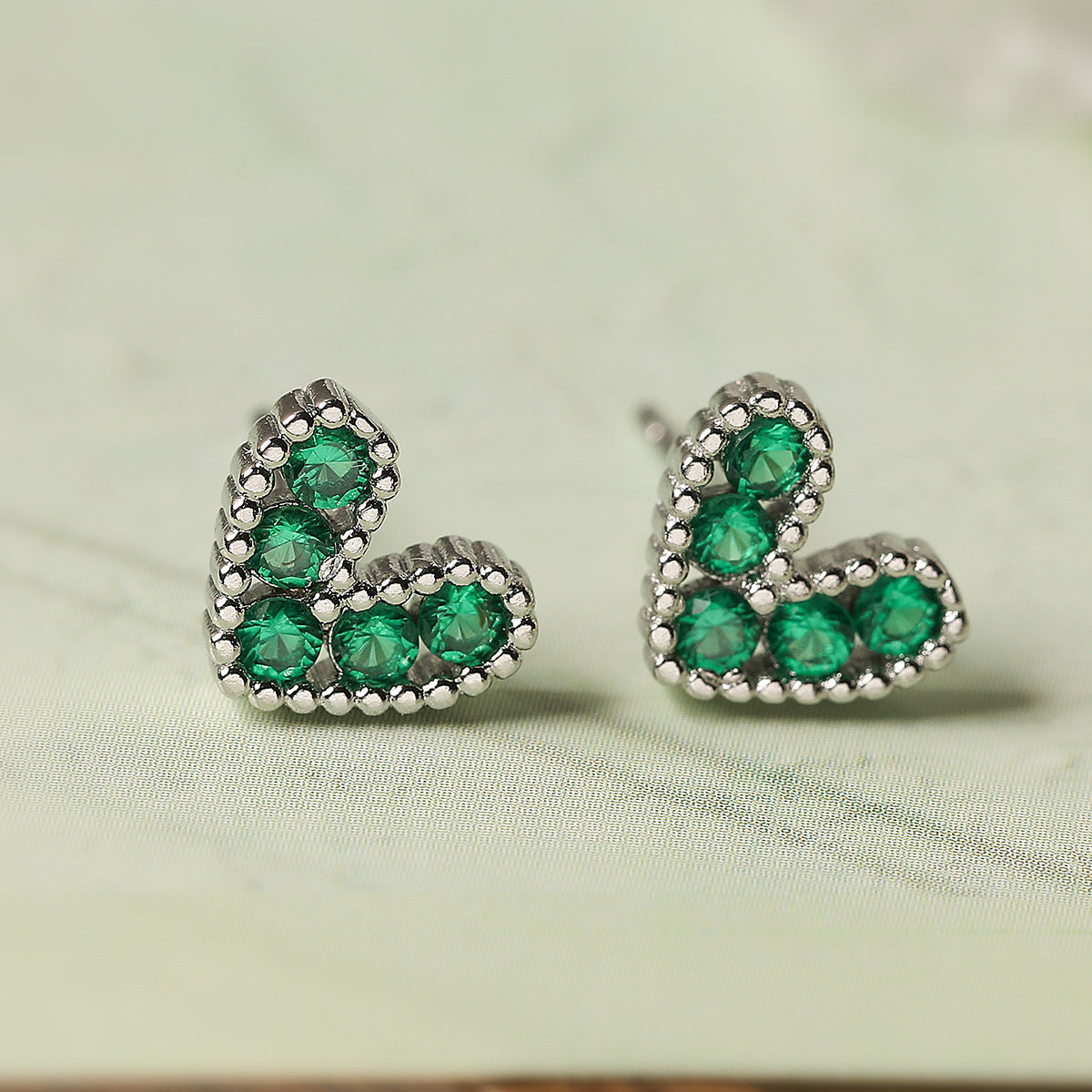 Orecchini a perno da donna minimalisti a forma di cuore, placcati in rame dorato e zirconi con incastonatura micro-pavé