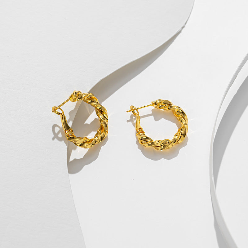 Elegantes aretes de aro de acero de titanio chapados en oro con diseño geométrico minimalista para mujer con detalle de cuerda trenzada