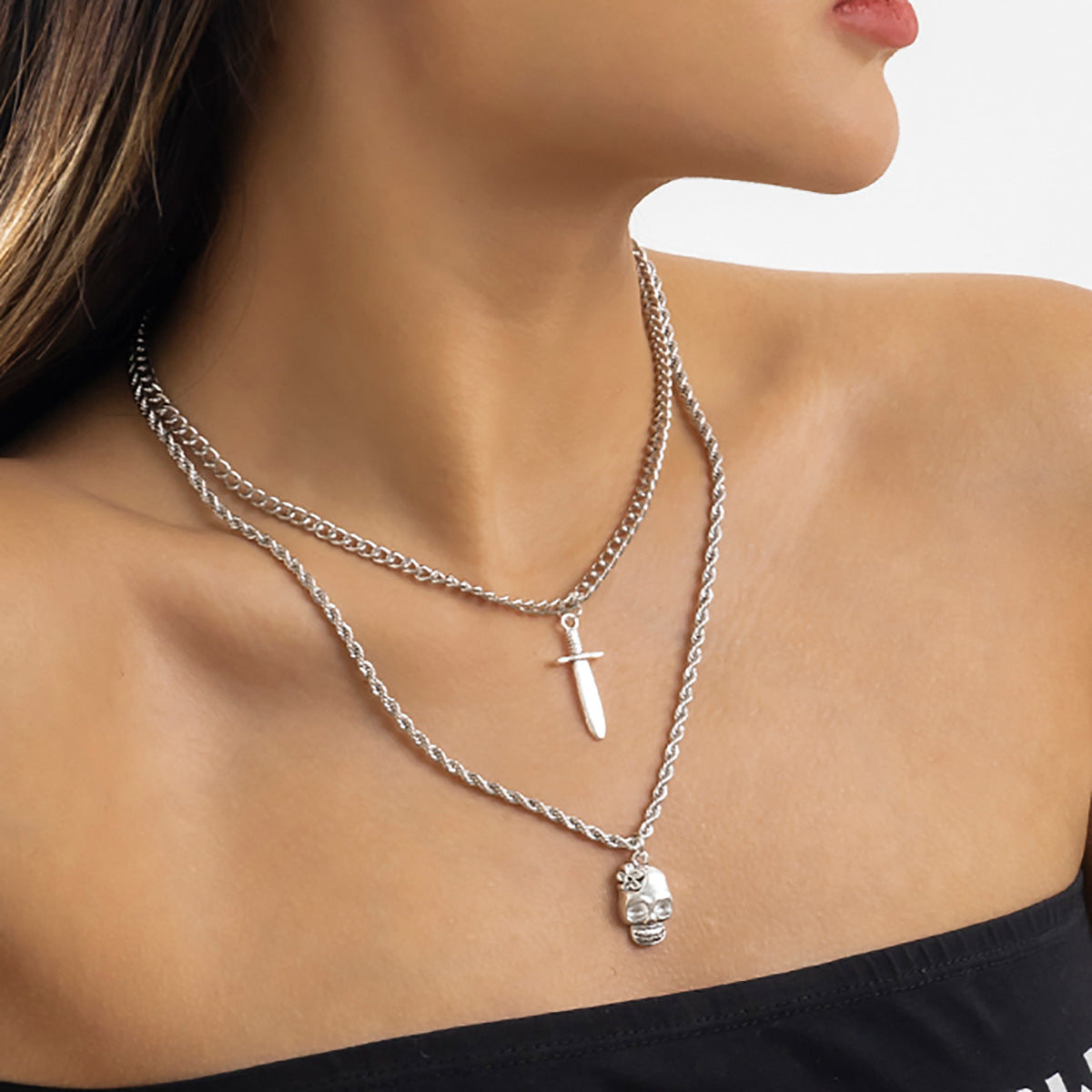 Collar Minimalista Geométrico con Colgante para Mujer con Daga y Calavera, Cadena de Aleación de Doble Capa con Acabado Chapado