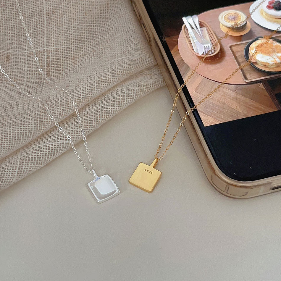 Collana con ciondolo a tulipano geometrico minimalista in argento sterling 925 con finitura placcata su catena a serpente