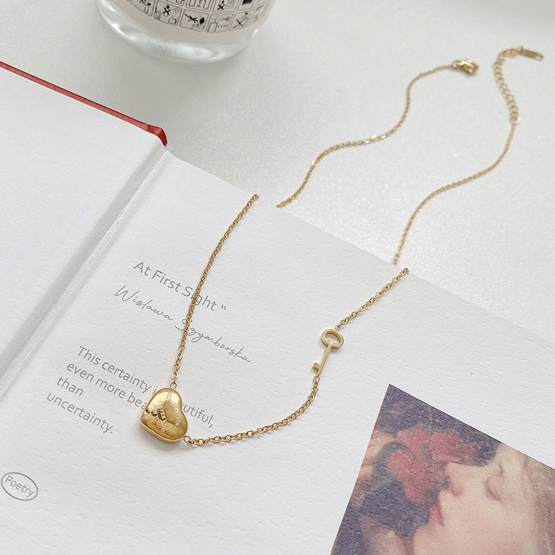 Collana con ciondolo a cuore in titanio minimalista e carino con finitura placcata da donna, design a catena ondulata