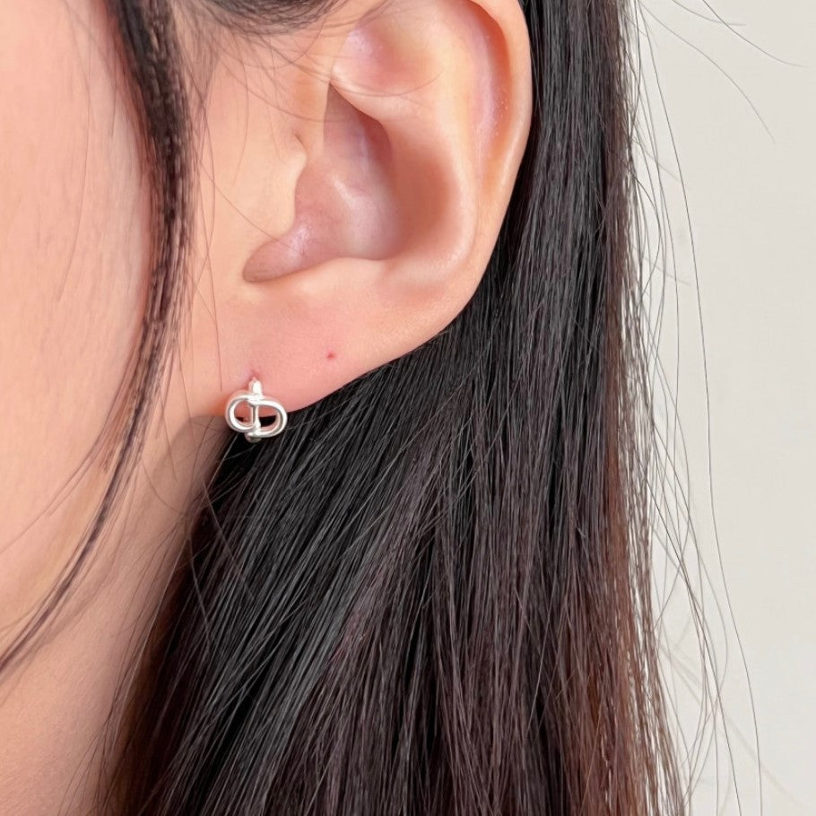 Minimalist Star-Shaped S925 Sterling Silver Hoop Earrings with Letter Detail