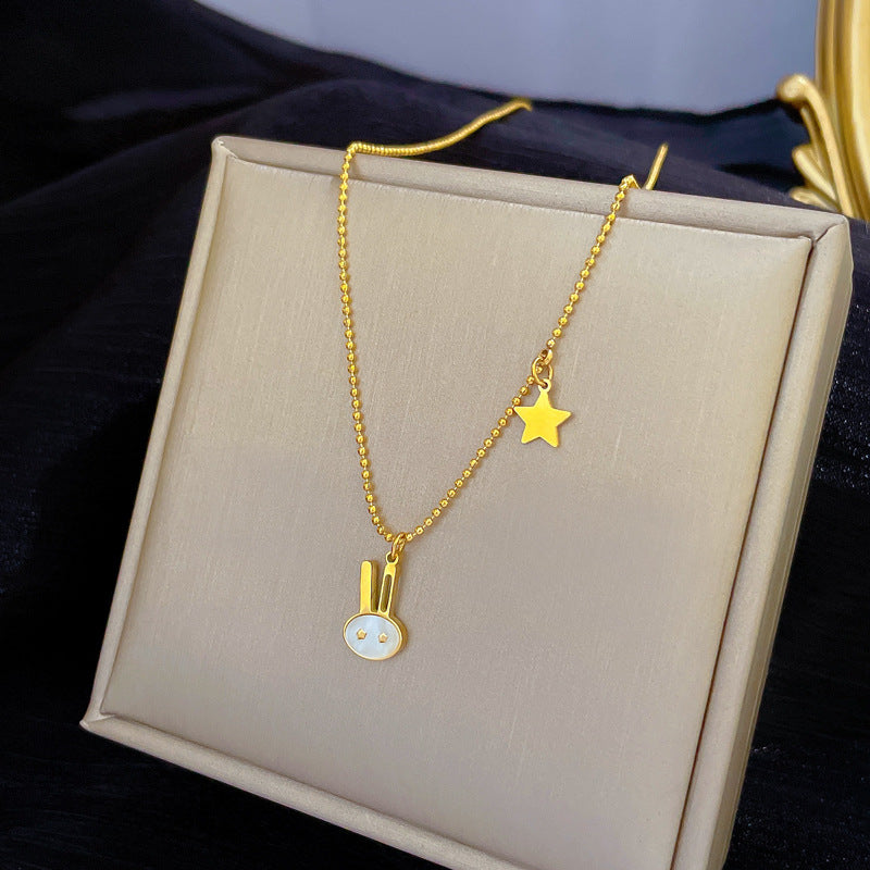Collar con colgante de conejo minimalista de acero de titanio con baño de oro para mujer y hombre, incrustaciones de abulón, cadena para clavícula