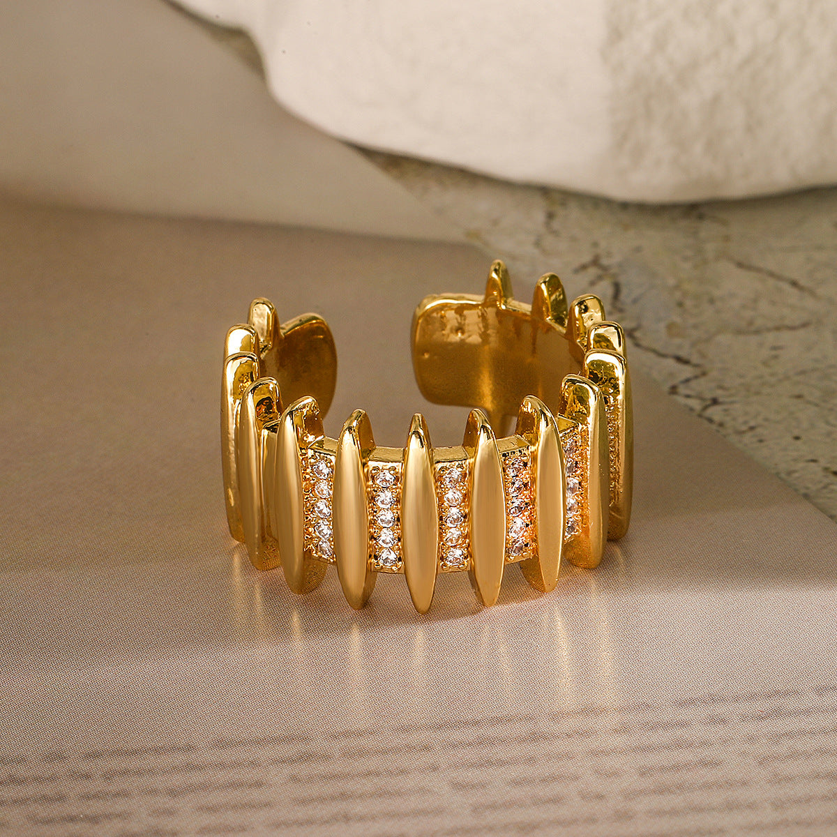 Anello Aperto Geometrico Minimalista in Rame Placcato Oro 18K con Intarsio di Zirconi da Donna