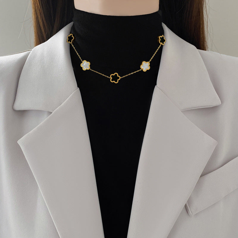 Collana con Pendente a Fiore a Cinque Petali in Acciaio al Titanio Minimalista da Donna con Finitura Placcata Oro e Delicato Design a Catena Clavicolare