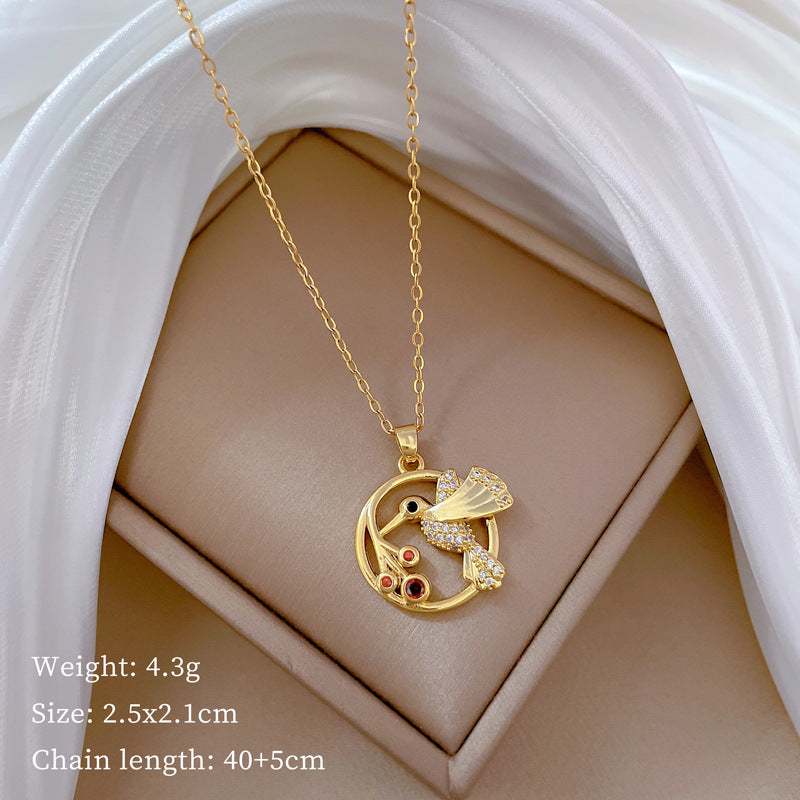 Collar con colgante minimalista de pájaro carpintero geométrico en acero de titanio con detalles de diamantes de imitación para mujeres y hombres