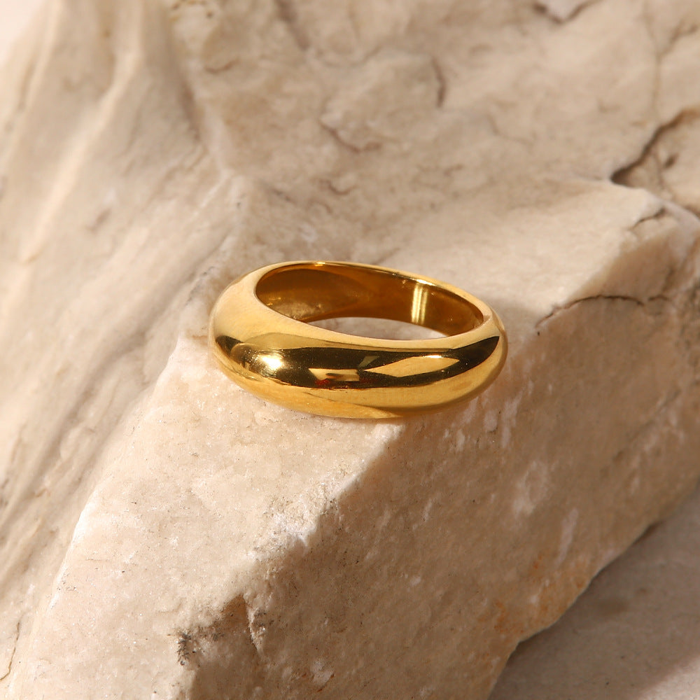 Anello da donna in acciaio al titanio geometrico minimalista con placcatura in oro 18 carati e superficie liscia a cupola