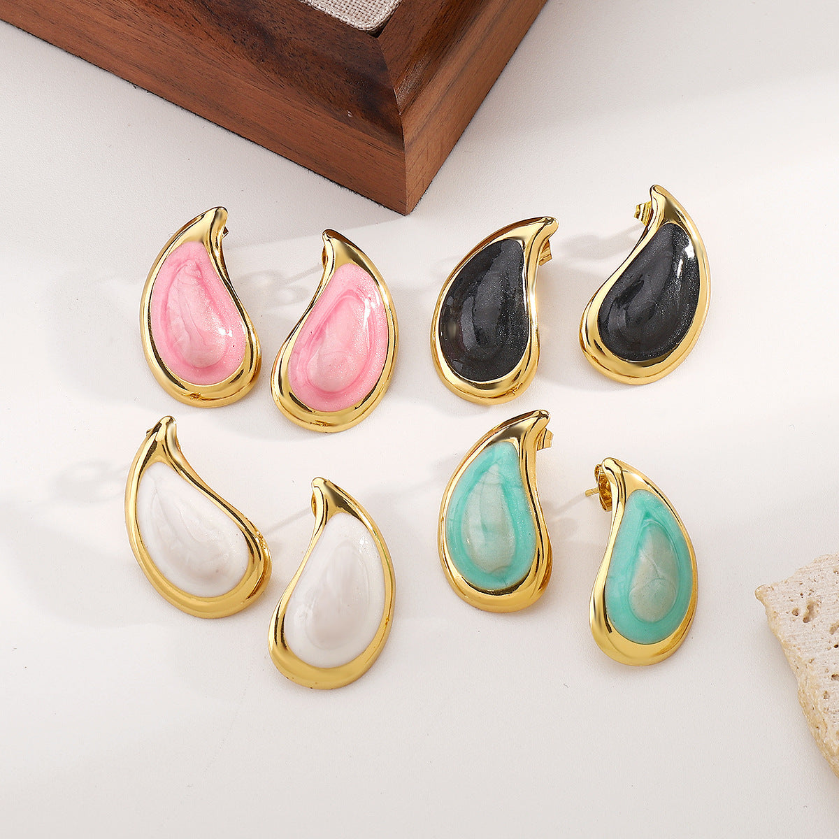 Pendientes de tuerca de acero inoxidable con forma de lágrima de esmalte vintage para mujer con estética retro artística