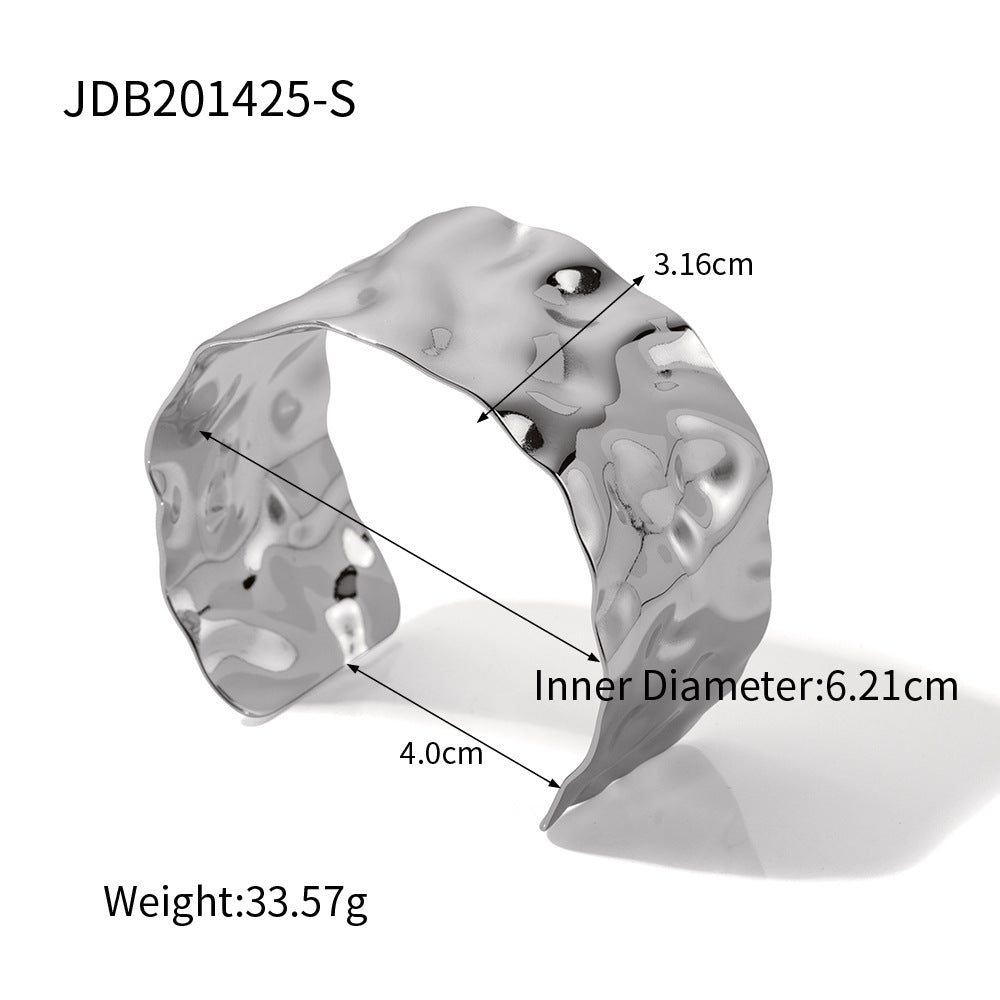Pulsera de puño ancha con textura geométrica estilo INS para mujer, hecha de acero inoxidable con baño de oro de 18 quilates.