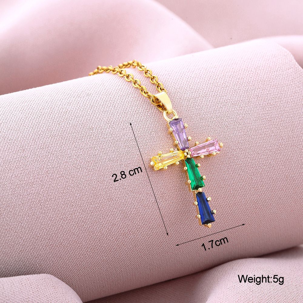 Collana pendente a croce minimalista da donna in rame con placcatura in oro e cristalli di zircone colorati su catena piatta a croce