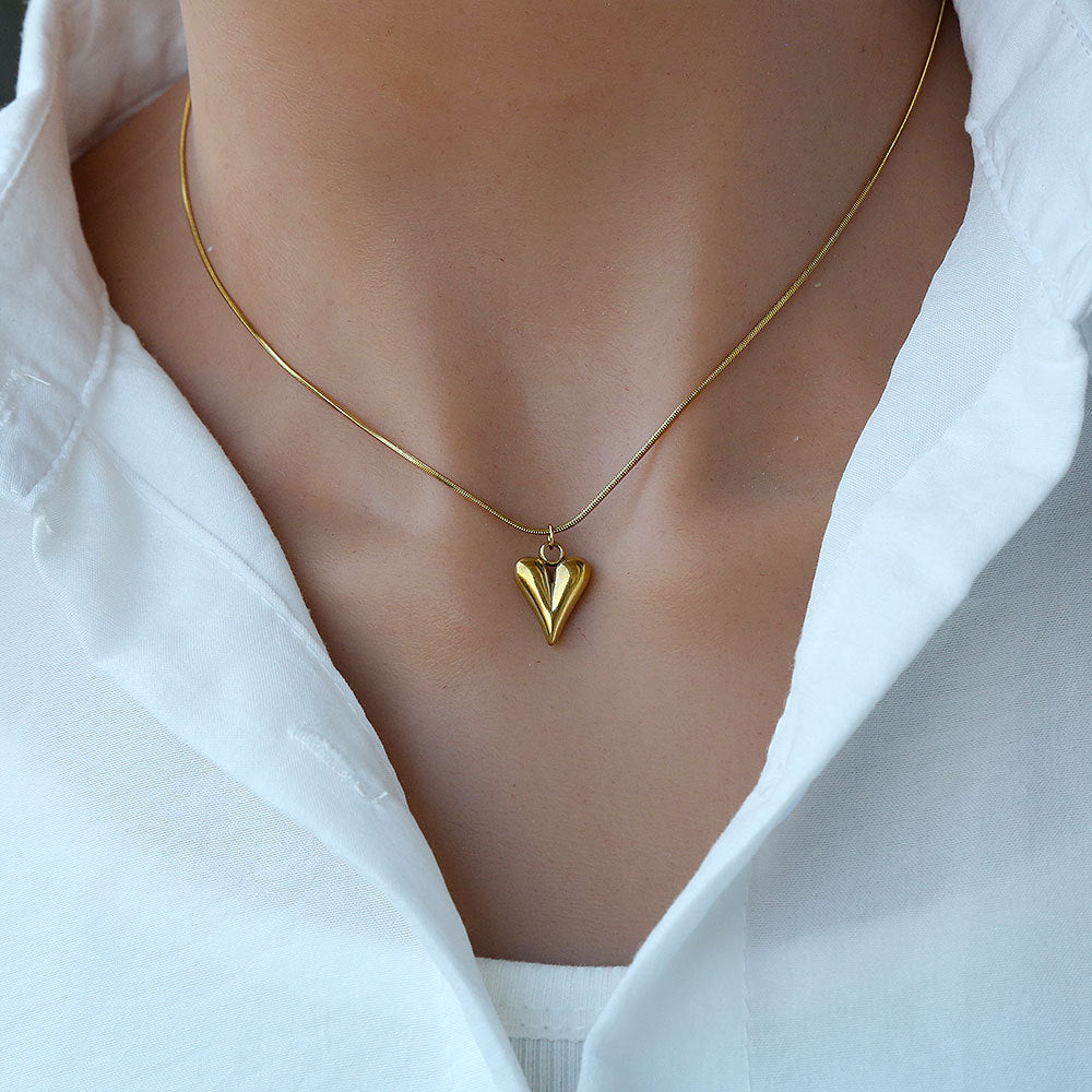 Collar Corazón Minimalista Natural de Acero Titanio Bañado en Oro 18K para Mujer con Broche de Langosta y Acabado Pulido
