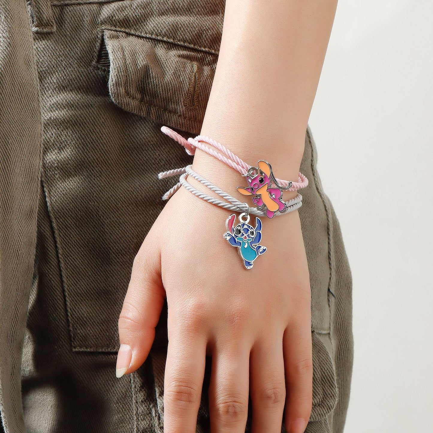 Pulsera con dije de conejo de dibujos animados para mujeres y hombres con cierre magnético, diseño geométrico, acabado galvanizado