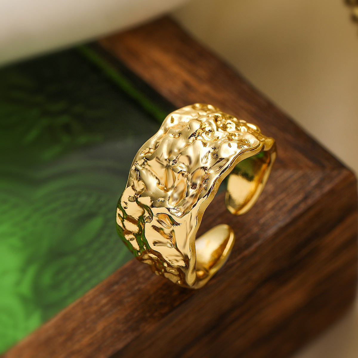 Anello da Donna Minimalista con Cuore Aperto Geometrico in Rame Placcato Oro