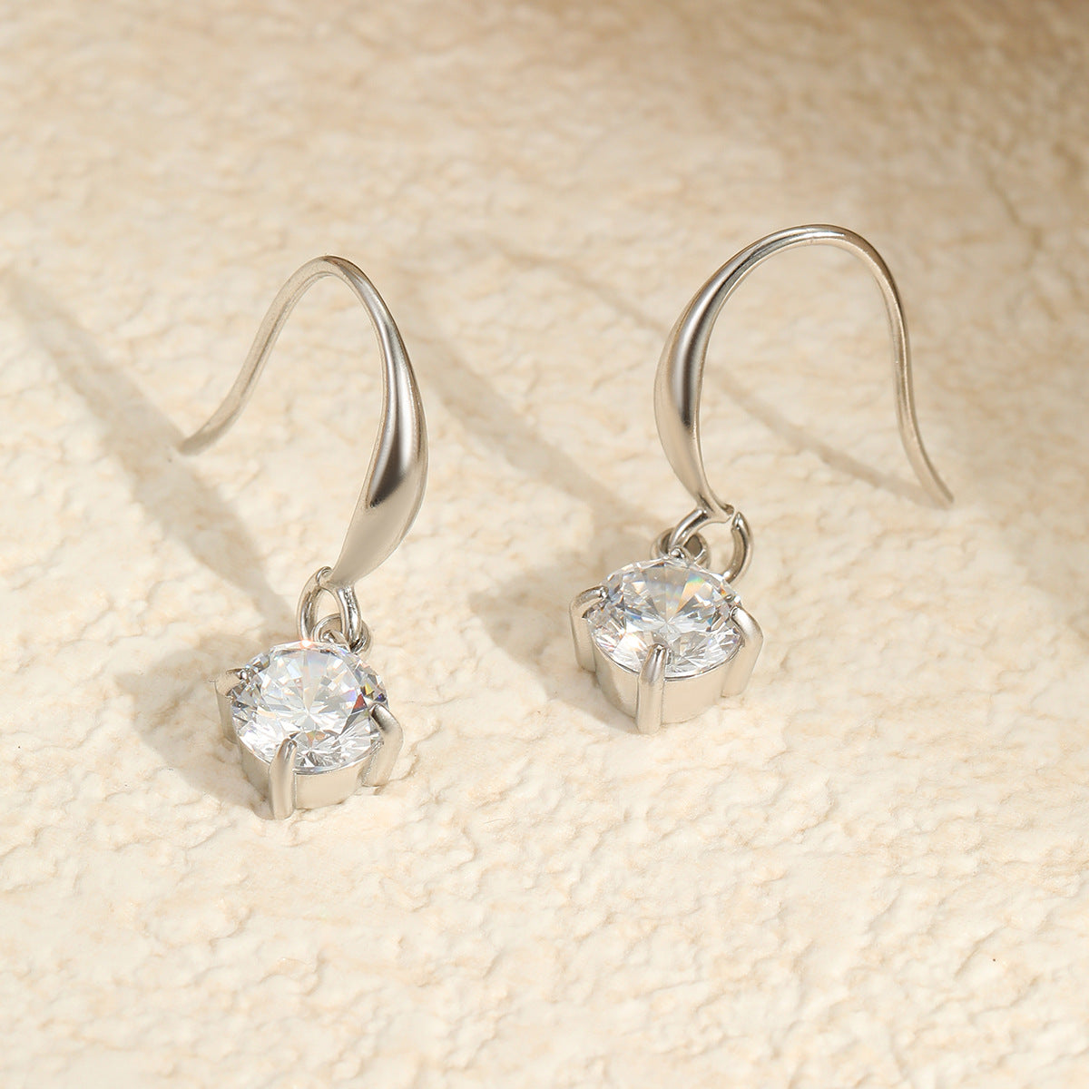 Orecchini a perno geometrici minimalisti in acciaio al titanio con strass per donne, con zirconi incastonati a griffe e finitura galvanica
