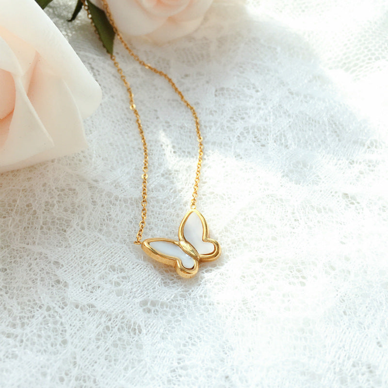 Collana con ciondolo a farfalla vintage da donna in acciaio al titanio con finitura placcata, catena a medaglione dalla forma irregolare