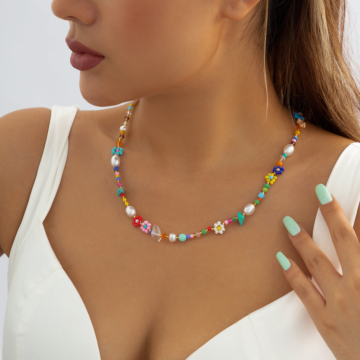Collana Minimalista Margherite con Perle Imitazione e Dettagli Geometrici in Resina, Finitura Galvanica da Donna