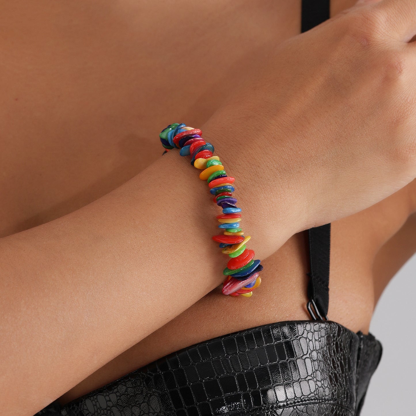 Collar de Concha Marina Natural Triturada con Forma Geométrica para Mujer con Acabado Galvanizado en Estilo Minimalista